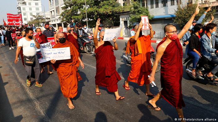 También los monjes budistas se han sumado a las protestas en Birmania.