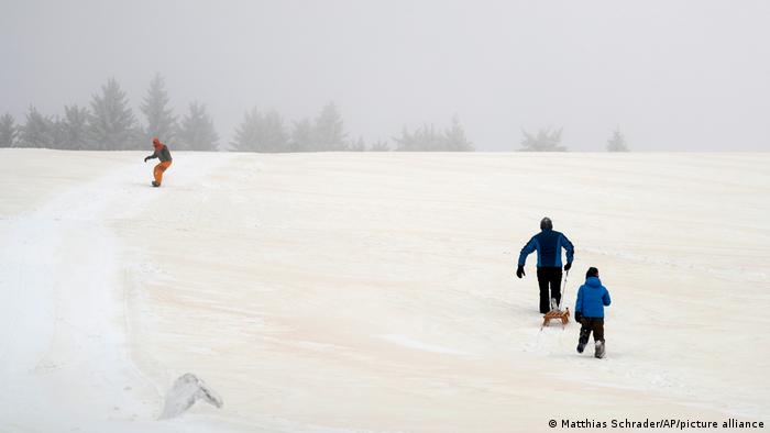 Menschen Snowboard und Schlitten in Sachsen