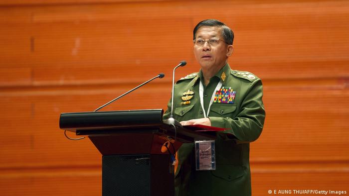 Jefe del Ejército de Birmania, general Min Aung Hlaing, habla en televisón nacional.