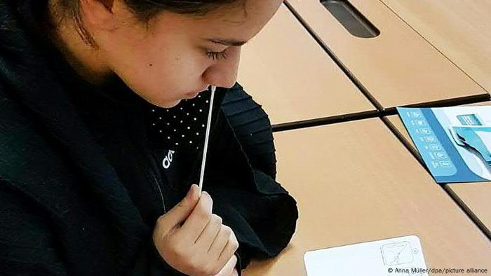 Une écolière autrichienne effectue un auto-test Corona Une écolière autodidacte autotestée par Corona en Autriche