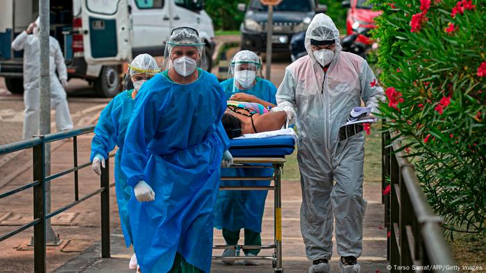 Enfermeiros entram com paciente em maca em hospital no Pará