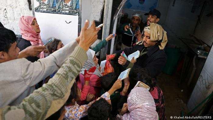 جنگ در یمن مردم را به کمک‌های بشردوستانه نیازمند کرده است. اما عبور از مرزها به ویژه مرز دریایی به دلیل کنترل شورشیان و شبه نظامیان ساده نیست. امدادگران به سختی می‌توانند مواد مورد نیاز مردم یمن را به دستشان برسانند. 