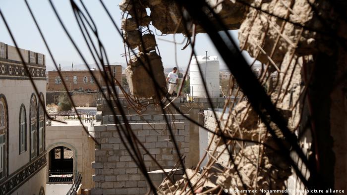 Ein zerstörtes Haus in Sanaa