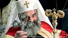 Romania's new Orthodox Patriarch Daniel blesses believers at the end of the enthronement ceremony, at Patriarchal Cathedral in Bucharest, 30 September 2007. His Eminence Dr. Daniel Ciobotea was elected on 12 September 2007 by the Church Electoral College to succeed Patriarch Teoctist, who died 30 July 2007, at the age of 92. About 87 percent of Romanians are Orthodox Christians. Foto: EPA/ROBERT GHEMENT +++(c) dpa - Report+++
