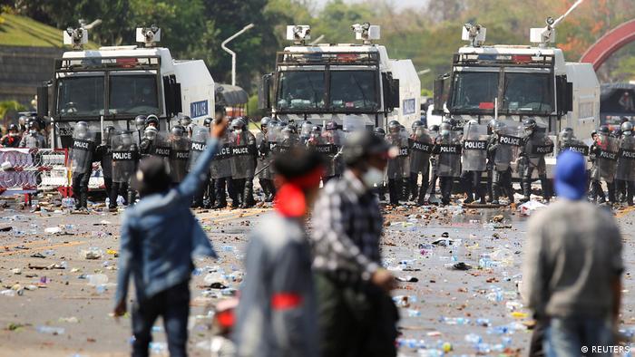 Myanmar Police Fire Rubber Bullets At Protesters Defying Ban Dw Learn