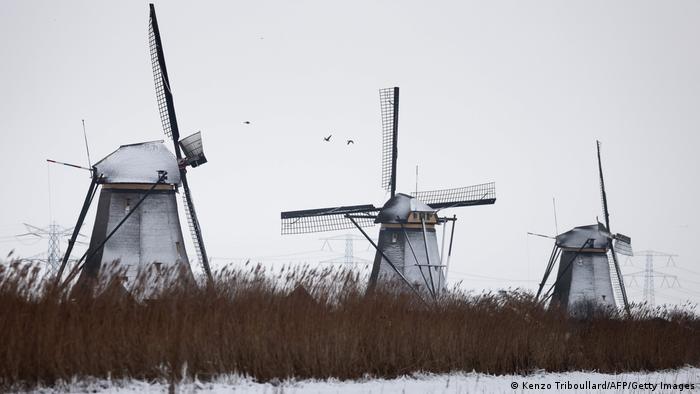 Niederlande Wetter l Schnee und Kälte in Kinderdijk, Windmühlen