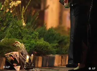 图为2010年6月3日晚“天安门母亲”组织发起人之一丁子霖女士在当年其子遇难的地方点燃蜡烛悼念爱子的场面