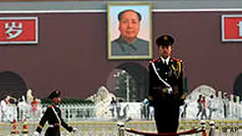 China Jahrestag Tiananmen Platz in Peking Polizist