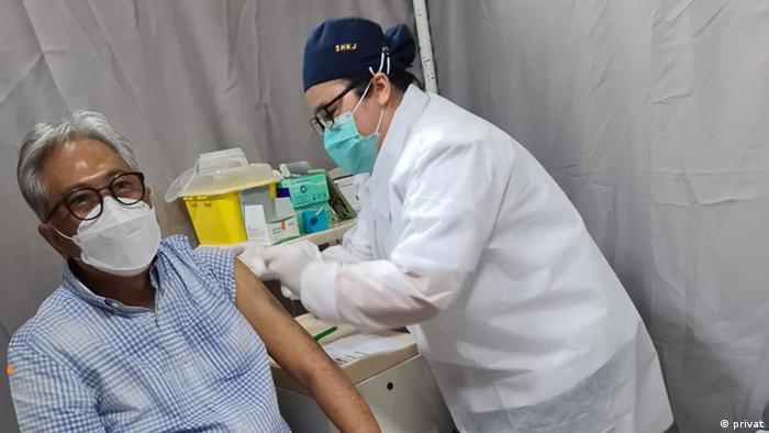dr. Dwijo Saputro (70 tahun), seorang dokter spesialis kesehatan jiwa disuntik vaksin corona Sinovac, Selasa (9/2).