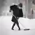 Працівник готелю "Адлон" у Берліні прибирає сніг