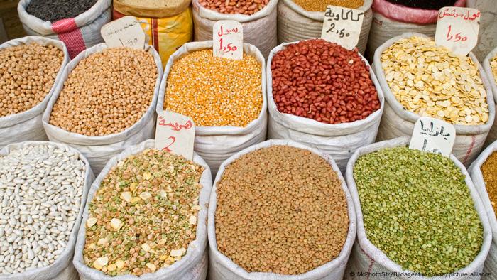 حبوب بألوان مختلفة فى بازار بالعاصمة الليبية طرابلس. حبوب بألوان مختلفة فى بازار بالعاصمة الليبية طرابلس.