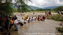 Venezolanos pasan la frontera hacia Colombia por trochas o ríos, como aquí cerca de Cúcuta. Imagen del 19 de noviembre de 2021. 