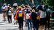 Migrantes y refugiados venezolanos recorren a pie una carretera en Cúcuta, Colombia, en la frontera con Venezuela Migrantes y refugiados venezolanos recorren a pie una carretera en Cúcuta, Colombia, en la frontera con Venezuela