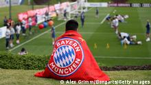 DOHA, QATAR - JANUARY 05: A fan watches the team during a training session at Aspire Zone during day two of the FC Bayern Muenchen winter training camp on January 05, 2020 in Doha, Qatar. (Photo by Alex Grimm/Bongarts/Getty Images)