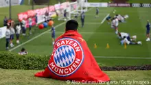 DOHA, QATAR - JANUARY 05: A fan watches the team during a training session at Aspire Zone during day two of the FC Bayern Muenchen winter training camp on January 05, 2020 in Doha, Qatar. (Photo by Alex Grimm/Bongarts/Getty Images)