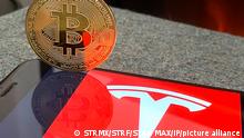 Symbolbild I TESLA und Bitcoin