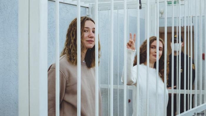 Die Belsat-Journalistinnen Darya Chultsova (l.) und Katerina Andreeva im Februar vor Gericht in Belarus Die Belsat-Journalistinnen Darya Chultsova (l.) und Katerina Andreeva im Februar vor Gericht in Belarus