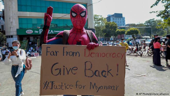Участник акции протеста в костюме Человека-паука