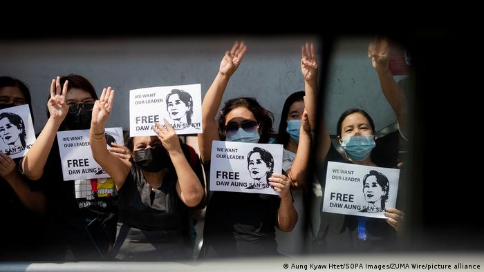Protests in Myanmar against the military coup: Demonstrators hold up three fingers as well as signs with a picture of activist Aung San Suu Kyi. 