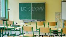 Symbolfoto Klassenzimmer einer Schule mit einer Tafel und der Aufschrift Lockdown. Die Ministerpraesidentenkonferenz beraet ueber Schuloeffnungen