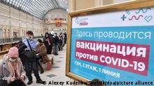 6442683 20.01.2021 People queue to receive a Gam-COVID-VAK (trademark Sputnik V) coronavirus vaccine shot at a mobile coronavirus vaccination point at the GUM State Department Store, in Moscow, Russia. Alexey Kudenko / Sputnik