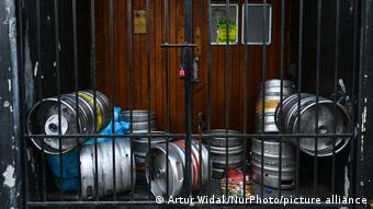 Irland Dublin | Bierverkauf & Corona | leere Fässer