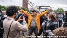 23.05.2020, Frankfurt/Main - Ein Mann, der sich weigert, seinen Mund- und Nasenschutz anzulegen, wird bei einer Demonstration gegen die Corona-Maßnahmen der Regierung von Polizisten zwecks Feststellung der Personalien abgeführt.