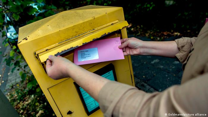 Pessoa coloca voto postal em caixa de correio