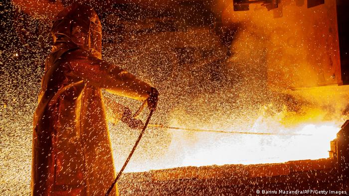 Ein Arbeiter, der während des Schmelzens von Nickel in einem indonesischen Bergbauunternehmen einen Hochofen bedient 