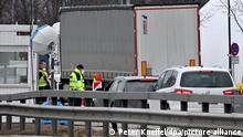 09.02.20201
Beamte der deutschen Bundespolizei kontrollieren auf der Autobahn am Grenzpunkt zwischen Kufstein (Österreich) und Kiefersfelden (Deutschland) die aus Österreich mit dem Pkw einreisen Personen.