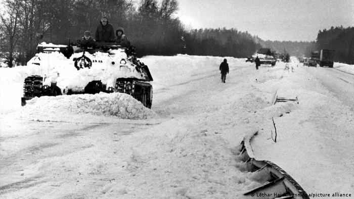 تنها در آلمان غربی ۱۷ نفر بر اثر سرما جان سپردند. دولت از تانک‌ها و زره‌پوش‌های ارتش برای باز کردن جاده‌ها و خیابان‌ها استفاده کرد. (عکسی از برف روبی تانک‌های ارتش آلمان در روز ۱۶ فوریه سال ۱۹۷۹ در اتوبان هامبورگ – هانوور)