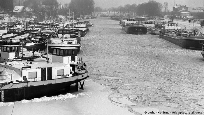 دریاچه‌ها، رودخانه‌ها و کانال‌های بسیاری در زمستان سال ۱۹۷۹ یخ بستند و کشتیرانی ناممکن شد. تصویری از زمین‌گیر شدن ۵۰ کشتی باربری در یکی از کانال‌های برلین در روز پنجم ژانویه سال ۱۹۷۹.