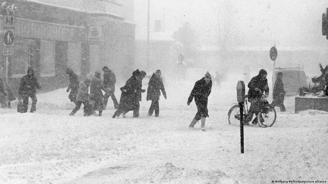 Pješaci se bore da pređu snijegom zavejanu ulicu