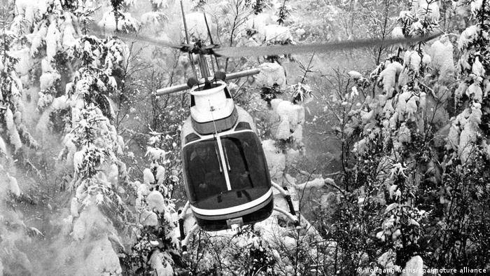 بار سنگین برف بر روی درختان تبدیل به تهدید جدی برای جنگل‌ها در آلمان شد. هلی‌کوپتر‌ها برای برف‌تکانی بر فراز جنگل‌ها به پرواز درآمدند تا با کمک باد ناشی از چرخش پره‌ها، شاخه‌های درختان را از سنگینی برف برهانند.