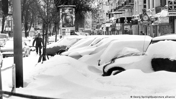 تصویری از خیابانی در هامبورگ، روز پانزدهم فوریه سال ۱۹۷۹. برف و سرما شهر را کاملا تعطیل کرد.