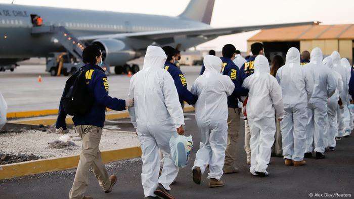 En Chile, la deportación con overoles blancos y custodia policial fue una clara señal de las autoridades del país sudamericano. En Chile, la deportación con overoles blancos y custodia policial fue una clara señal de las autoridades del país sudamericano.
