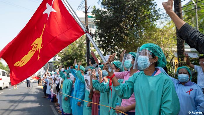 Медики протестуют в Янгоне