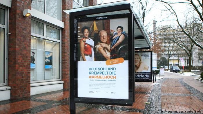 Une publicité pour un vaccin contre le coronavirus à Hambourg, en Allemagne