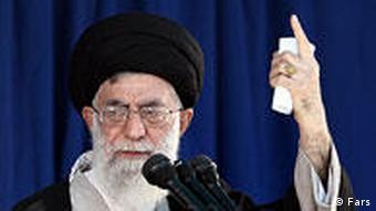 آیت‌الله علی خامنه‌ای، محمود احمدی‌نژاد را به یار دیرین خود اکبر رفسنجانی ترجیح می‌دهد
