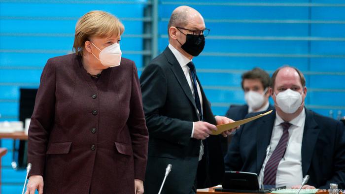 Kanzleramtschef Helge Braun (hier mit seiner Vorgesetzten Angela Merkel und Vizekanzler Olaf Scholz) Kanzleramtschef Helge Braun (hier mit seiner Vorgesetzten Angela Merkel und Vizekanzler Olaf Scholz)