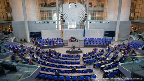 DW: Η γερμανική βουλή αποφασίζει για το ελληνικό αίτημα για πρόωρη εξόφληση δανείων