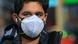 Un joven usando dos mascarillas en Nueva York. Un joven usando dos mascarillas en Nueva York.