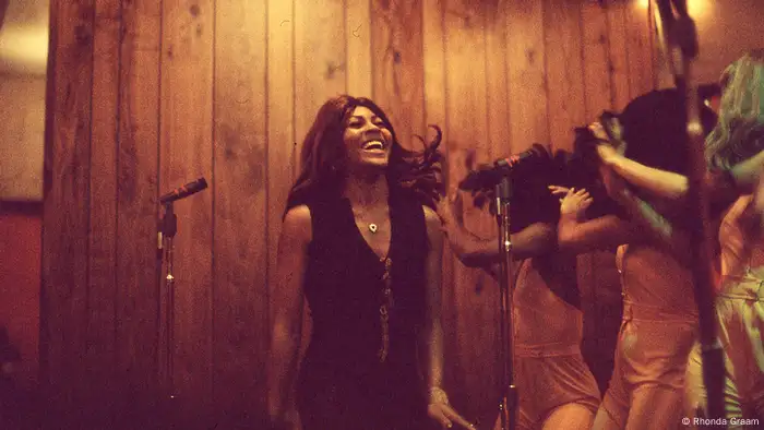 Filmszene aus Tina: Eine lachende Tina Turner im Aufnahmestudio mit den Ikettes