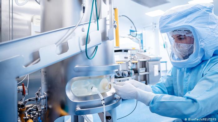 Una empleada trabaja con traje de alta protección en la planta de fabricación de vacunas de BioNTech, en Marburgo, Alemania. 