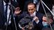 Silvio Berlusconi acena para jornalistas enquanto baixa máscara, em fevereiro de 2021 Silvio Berlusconi acena para jornalistas enquanto baixa máscara, em fevereiro de 2021