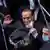 Silvio Berlusconi acena para jornalistas enquanto baixa máscara, em fevereiro de 2021