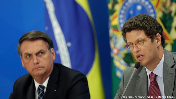 Bolsonaro e seu ministro do Meio Ambiente, Ricardo Salles: pressão por mais ação contra o desmatamento