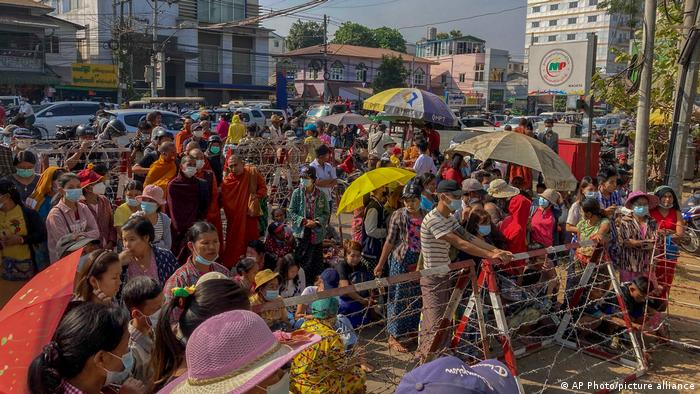 Myanmar Militärführung lässt an Feiertag Gefangene frei
