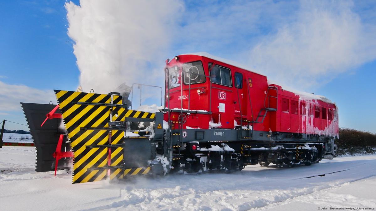 На рельсы вышли снегометы-монстры – DW – 12.02.2021