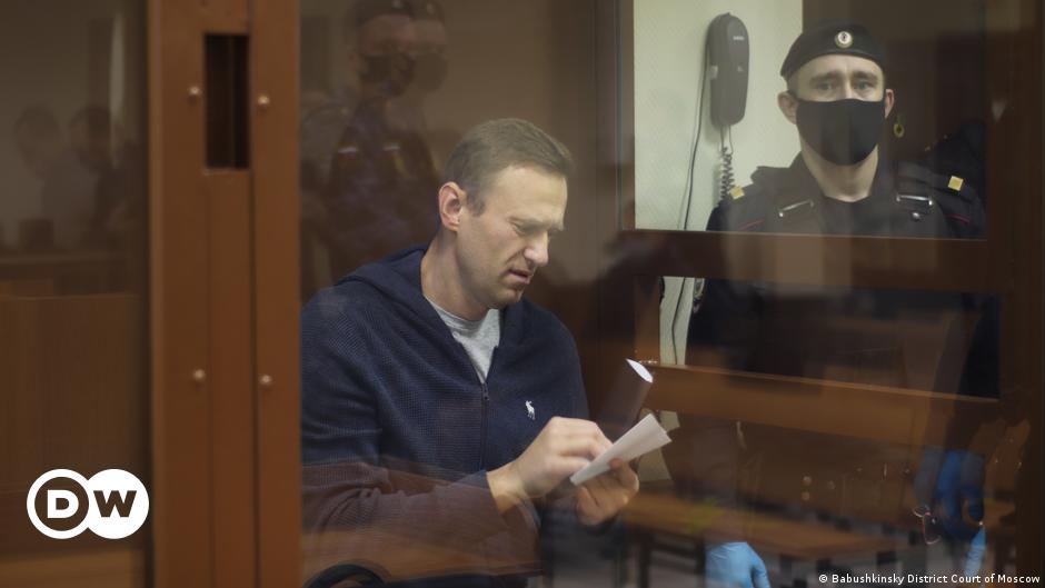 Russian prison service transfers Alexei Navalny to hospital | DW | 19.04.2021